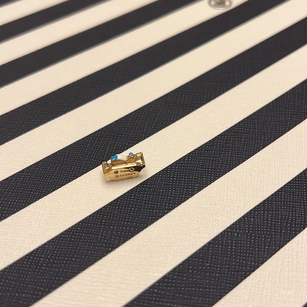 Keep Collective x Disney Alice in Wonderland Alice Charm - Picture 4 of 4